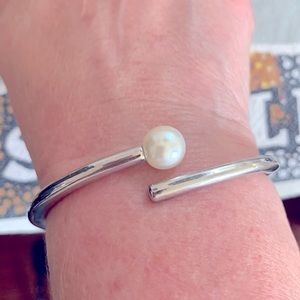 Silver hinge bracelet with single pearl